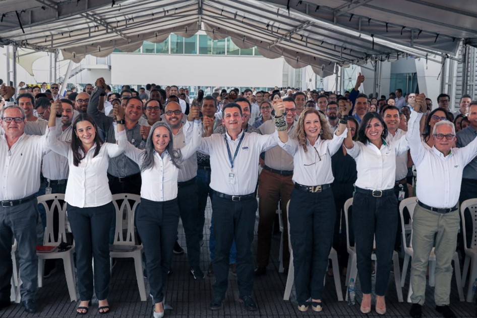 Imagen nuevo gerente de la mano con trabajadores ESSA Imagen nuevo gerente de la mano con trabajadores ESSA